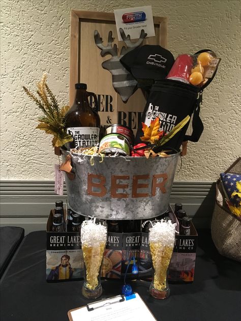 Beer Auction Basket Ideas, Craft Beer Gift Basket, Stag Ideas, Beer Gifts Basket, Silent Auction Basket, Class Auction Projects, Beer Basket, Craft Beer Gifts, Mini Gifts