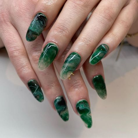 ✧ Deuzenity ✧ Nail Art ✧ on Instagram: “Malachite vibes & piercing. ✨ . . @apresnailofficial Nat. M Round . #nailartlyon #nailartistlyon #nails2inspire #nailsofinstagram #nailgasm…” Moss Agate Nail Art, Earthy Nail Ideas, Moss Agate Nails, Woodsy Nails, Green Marble Nails Acrylic, Dark Green Nails Aesthetic, Dark Green Marble Nails, Malachite Nails, Green Jelly Nails