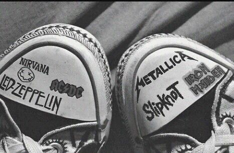 Save rock and roll : Photo Converse Drawing, Doodle Shoes, Diy Converse, Dani California, Sharpie Shoes, Converse Design, Grunge Shoes, Converse Aesthetic, Save Rock And Roll