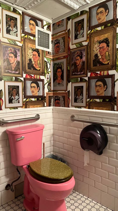 Cool Toilet Room, Kitsch Bathroom Ideas, Aesthetic Toilet Room, Fun Restroom Ideas, Fun Restroom Design, Maximalist Decor Small Bathroom, Crazy Toilet Design, Eclectic Restroom, Crazy Bathroom Ideas Fun