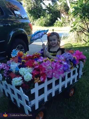 This homemade costume for babies entered our 2014 Halloween Costume Contest. Halloween Costumes With Wagon, Wagon Halloween Costumes, Wagon Floats, Wagon Costume, Baby Bumble Bee, Halloween Costumes 2014, First Halloween Costumes, Girl Halloween Costumes