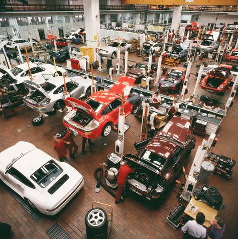 Porsche Factory, Porsche 959, Amazing Man, Car Workshop, Legends Never Die, Porsche Motorsport, Dream Place, Commercial Buildings, Assembly Line