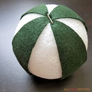 Styrophome Ball Crafts, Styrofoam Balls Christmas Ornaments, Styrofoam Ball Crafts Christmas, Kimekomi Ornaments Tutorials, Foam Ball Crafts, No Sew Quilted Ornaments, Styrofoam Ball Ornaments, No Sew Ornaments, Xmas Decorations To Make