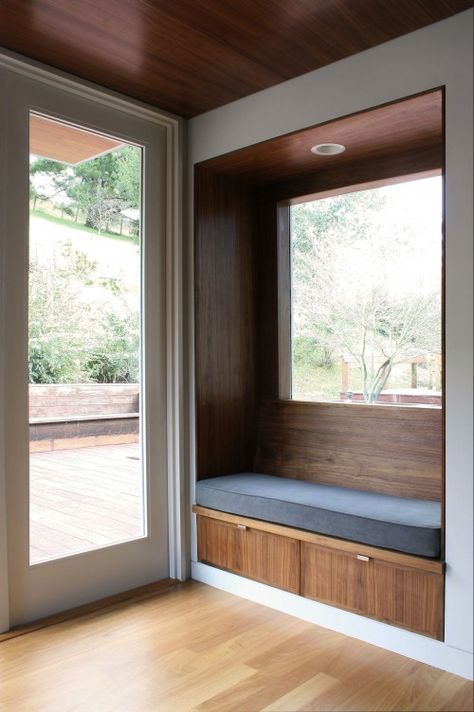 window seating Amazing Mudrooms, Modern Window Seat, Modern Bay Window, Welcoming Entryway, Bay Window Seat, Window Seat Design, Modern Entry, Mudroom Design, Window Benches