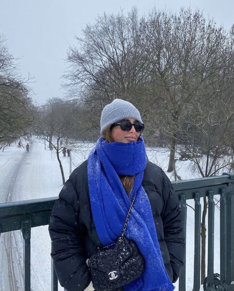 Blue Scarf Outfit, Simple Winter Outfits, Scarf Outfit, Snow Outfit, Winter Fit, Cold Outfits, Winter Outfit Inspiration, Winter Fits, Blue Scarf