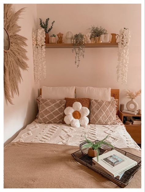 Boho Single Bedroom, Dorm Room Aesthetic Minimalist, College Hostel Room Decoration, Dorm Room Inspo Aesthetic, College Dorm Room Ideas Aesthetic, Room Aesthetic Minimalist, Dorm Room Ideas Aesthetic, Hostel Room Makeover, Room Aesthetic Ideas