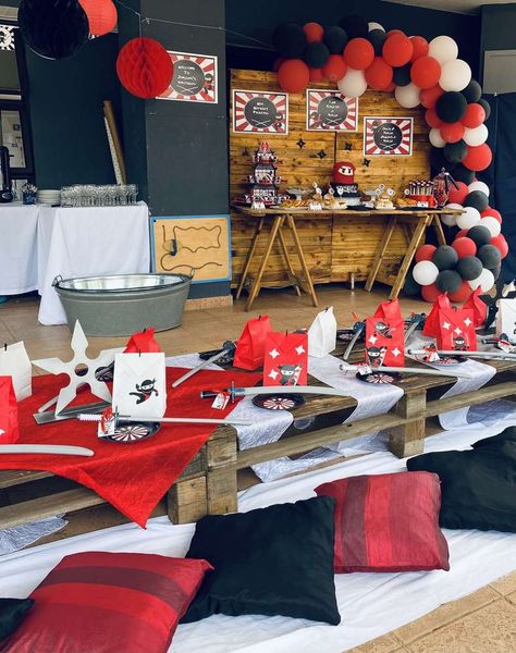 The Ultimate Ninja Picnic Bash | CatchMyParty.com Ninja Party Ideas Decoration, Samurai Party Ideas, Diy Ninja Birthday Party Ideas, Ninja Kids Birthday Party Ideas, Ninja Party Decorations, Ninja Warrior Birthday Party, Ninja Party Ideas, Ninja Birthday Party Ideas, American Ninja Warrior Party