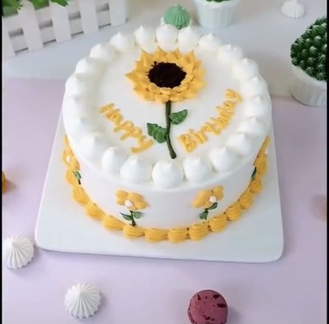 Candy Birthday Cakes, Cake Decorating For Beginners, Buttercream Cake Decorating, Simple Cake Designs, Cake Decorating Piping, Creative Cake Decorating, Cake Decorating Frosting, Fall Cakes, Simple Birthday Cake