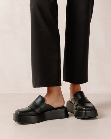 Mules Outfit, Backless Shoes, Medium Heel Shoes, Zara Flats, Backless Loafers, Platform Mules, Vegan Boots, Platform Loafers, Pu Heels