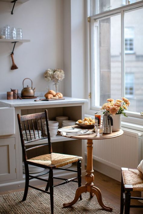 Small Vintage Kitchen Table, Cafe Table In Kitchen, French Ideas, Nyc Life, Happy Morning, Kitchen Nook, Kitchen Stories, Dining Nook, Small Table