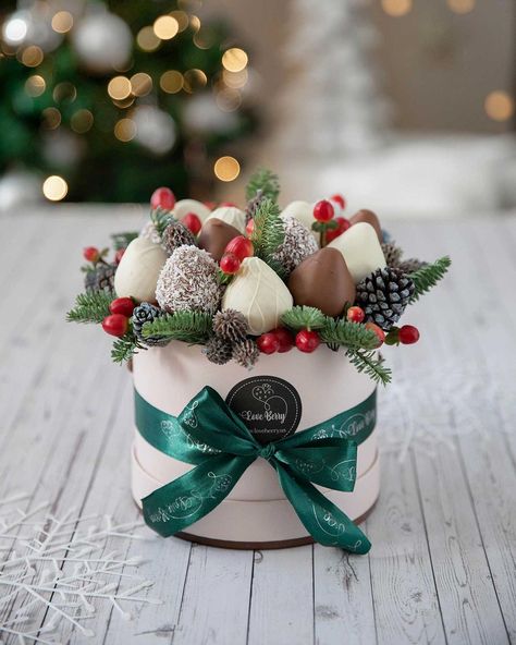 Christmas Chocolate Bouquet, Christmas Chocolate Strawberries, Christmas Covered Strawberries, Green Strawberries, Strawberry Box, Christmas Greens, Christmas Sweet Treats, Food Bouquet, Chocolate Covered Strawberries Bouquet