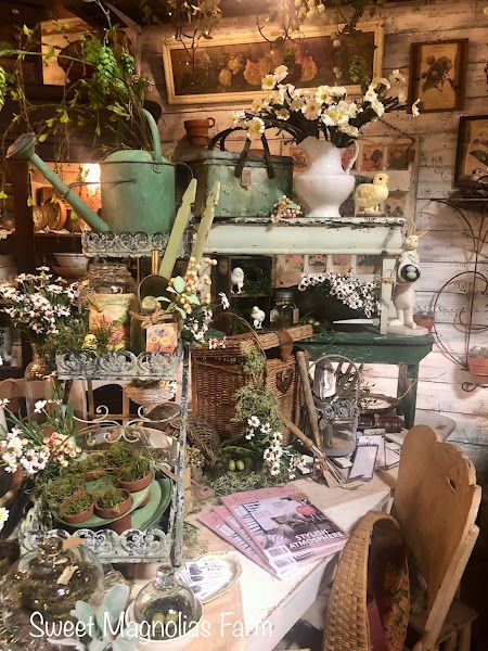 Spring Booth Display Ideas, Magnolia Farms Decor, Vintage Markets Display, Springtime Decor, Antique Store Displays, Spring Window Display, Christmas Queen, Vintage Booth Display, Market Decor