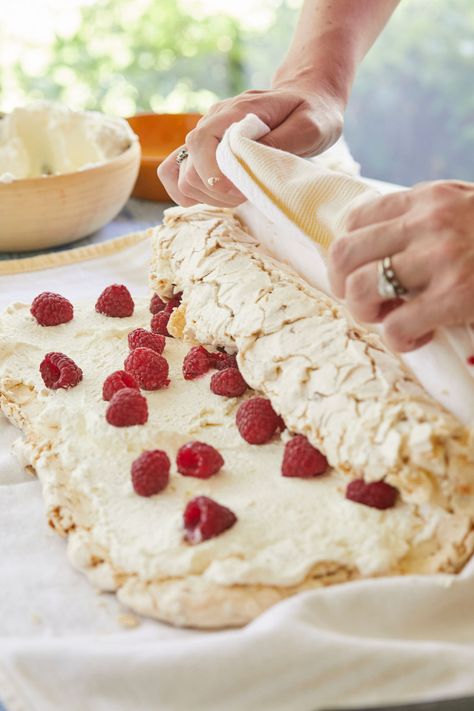 Dessert Roll Ups, Pavlova Recipes, Raspberry Roulade, Swiss Roll Cakes, Roulade Recipe, Bigger Bolder Baking, Cake Roll Recipes, Pavlova Recipe, Swiss Roll