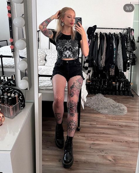 Misfits Concert Outfit, Metal Core Concert Outfit, Black Shorts And Fishnets Outfits, Kill Crew Outfit, Sui̇ci̇deboys Concert Outfits Women, Rock Fest Outfit, Dark Edgy Tattoos, Emo Festival Outfit Summer, Black Skirt With Fishnets Outfit