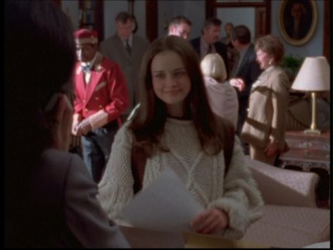 gilmore girls s1e1 rory white jumper Rory Gilmore Pilot, Pilot Outfit, Fall 2023 Outfits, 2023 Outfits, Alexis Bledel, White Jumper, Twenty Four, Rory Gilmore, Aesthetic Hair