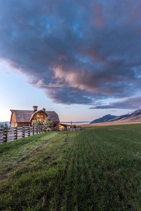 Ranch Lifestyle Aesthetic, Ranch In The Mountains, Dream Ranch Farms, Ranch Home Aesthetic, Montana Aesthetic Ranch, Ranch Astethic, Black Ranch House, Ranch House Aesthetic, Ranch Scenery