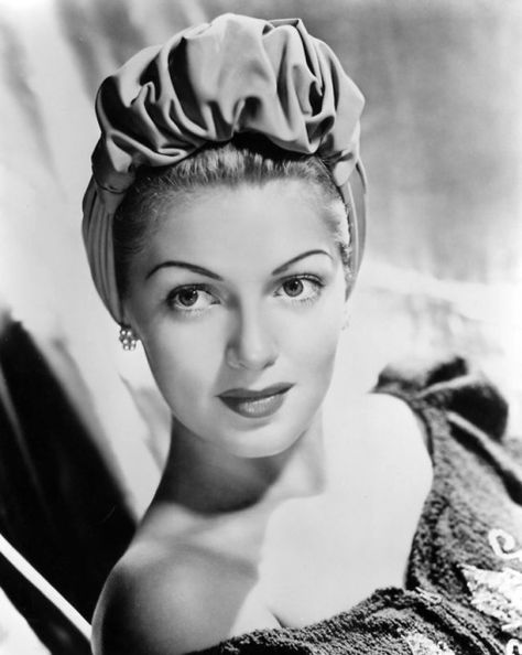 Lana Turner Period Makeup, Head Coverings, Lana Turner, Mode Turban, Hollywood Icons, Diamond Eyes, Turban Style, 1940s Fashion, Golden Age Of Hollywood