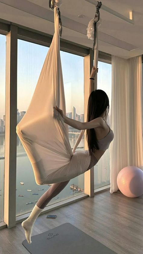 Slim Legs Workout, Flying Yoga, Yoga Aesthetic, Quick Workout Routine, Pose Yoga, Aerial Silks, Foto Tips, Aerial Yoga, Fitness Inspiration Body