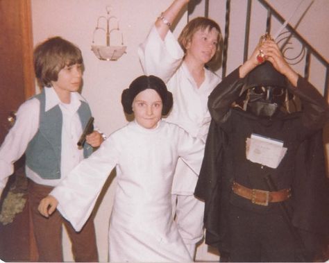 Vintage 1970's Homemade STAR WARS Costumes - News - GeekTyrant 70s Star Wars, 1970s Halloween, 80s Star Wars, Halloween Lifestyle, 70s Halloween, Childrens Halloween Costumes, Winged Serpent, Star Wars Halloween Costumes, Michael Murray