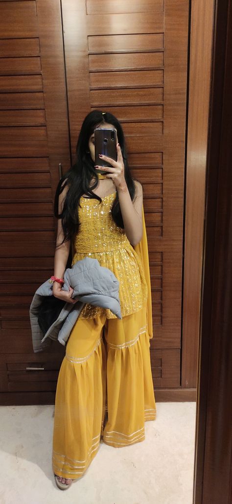 Sharara Mirror Selfie, Sharara Poses Ideas, Yellow Kurti Design Style, Bride Sister Outfit, Yellow Sharara Suits, Bride's Sister, Yellow Sharara, Yellow Kurti, Brides Sister