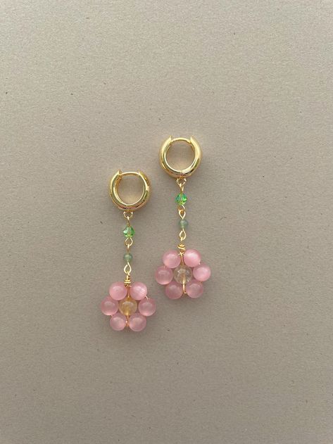 Huggie Earrings Flower Hoops Chunky, How Make Jewelry, Pink And Green Earrings, Beaded Earrings Flower, Cute Earring Ideas, Cute Handmade Earrings, Eyerings Gold Design, Wire And Bead Jewelry, Handmade Jewellery Ideas