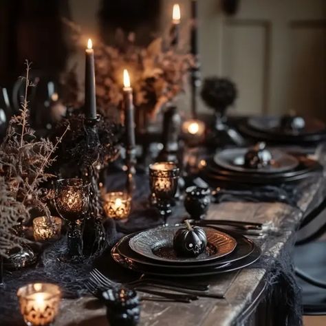 Spooky Halloween Table Settings for a Dinner Party - Recipes Time Goth Table Setting, Gothic Table Setting, Gothic Dinner Party, Gothic Dinner, Gothic Table, Spooky Dinner, Halloween Table Settings, Elegant Goth, Halloween Party Dinner