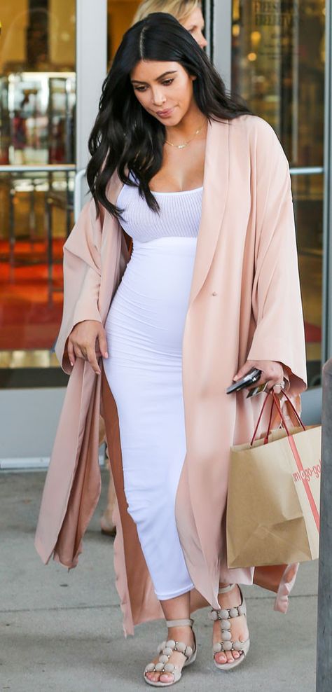 Pregnant Celebrity, Kim Kardashian Pregnant, Kylie Kardashian, Loose Cotton Pants, Mason Disick, Celebrity Maternity Style, Preggo Fashion, Pregnancy Style, Pregnant Celebrities