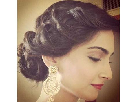 Get Inspired By Some Of Sonam Kapoors Best Hairstyles - Boldsky.com Medium Length Hair Up, Hairstyles For Indian Wedding, Medium Length Curls, Retro Wedding Hair, Wedding Hair Side, Wedding Hairstyles Medium Length, Hairdo Wedding, Indian Wedding Hairstyles, Makeup Bridal