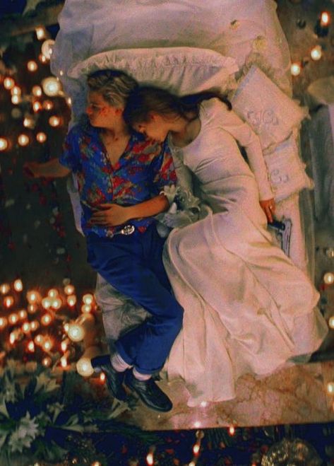 Romeo + Juliet Aesthetic, Romeo And Juliet 1996, Romeo And Juliet Costumes, Leonardo Dicaprio Romeo, Juliet 1996, Romeo Juliet 1996, Romeo Ve Juliet, Juliet Capulet, Mario E Luigi