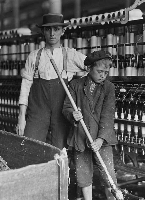 Labor Movement in the Industrial Revolution - History Crunch - History Articles, Summaries, Biographies, Resources and More Industrial Revolution Fashion, Industrial Revolution Activities, Revolution Costumes, American Industrial Revolution, Homeschool Highschool, Labor Movement, Industrial Era, Revolution Art, History Articles