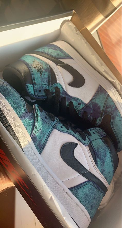 #jordans #jordan1addict #dye #tiedyeyoursummer #fashion #trendy #trending #blue #turquoise Shoes Tie, All Nike Shoes, Jordan 1s, Dream Shoes, Blue Turquoise, Nike Shoes, Sneakers Nike, Jordan, Tie Dye