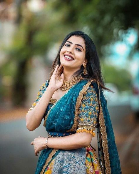 Diwali Outfit Ideas For Women, Diwali Lehenga, Saree For Diwali, Diwali Outfit Ideas, Saree Diwali, Diwali Saree, Diwali Outfit, Female Portrait Poses, Indian Bride Photography Poses