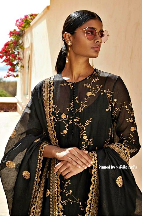 Sabyasachi Mukherjee : India. Photo by Errikos Andreou. Sabiya Sachi, Sabya Sachi, Salwar Ideas, Sabyasachi Collection, Sabyasachi Mukherjee, India Photo, Bridal Sarees South Indian, Draping Fashion, Simple Kurti Designs