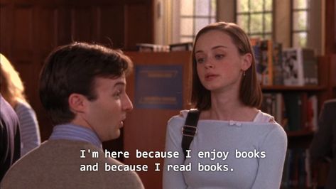 #rory #rorygilmore #gilmoregirls #alexisbledel #2000s #yale #books #booktwt #bookworm #booklover Reading Twilight, Rory Gilmore Core, Yale Rory, Gilmore Core, October Moodboard, Rory Gilmore Reading, Beauty With Brain, Personal Dictionary, Reading Quote