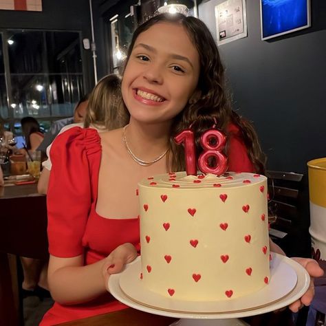 Cute 18th Birthday Cake Ideas, Red Minimalist Cake, Aesthetic Red Birthday Cake, 18th Cake Designs, Simple Red Birthday Cake, 18birthday Cake Aesthetic, 18bday Cake, Cake Ideas For 18th Birthday Girl, Minimalist Heart Cake