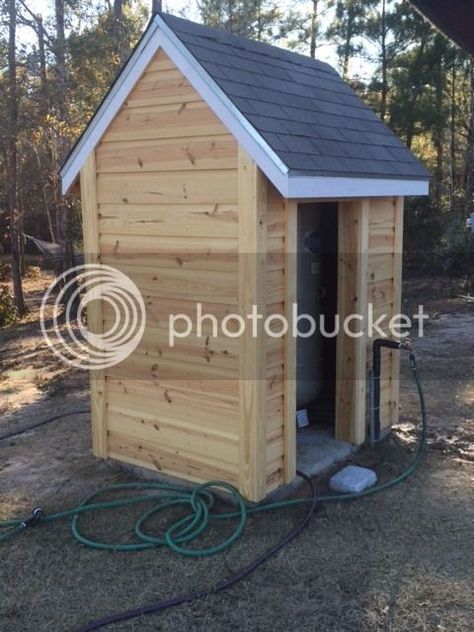 Well Houses Cover Ideas, Diy Pump House How To Build, Water Pump House Ideas, Water Well Pump Cover Ideas Outdoor, Well Pump House Plans, Farmhouse Well Pump House, How To Build A Well House, Well Houses Ideas, Well Shed Ideas