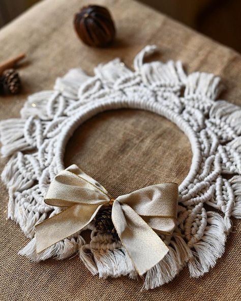 Pampa Bella Macrame on Instagram: “Ghirlanda di Natale in Macrame, sempre fatta a mano, sempre col cuore 🤎✨ #macramechristmas #coronadinatale #ghirlandanatalizia…” Macrame Xmas, Macrame Round, Diy Gifts Videos, Macrame Mirror, Macrame Mandala, Macrame Christmas, Christmas Embroidery Patterns, Macrame Wall Hanging Diy, Hanging Diy