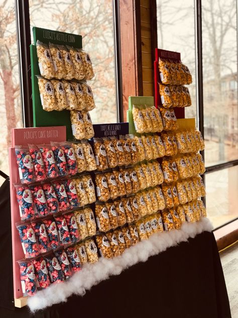 Popcorn Bars are the best way to make your special day POP! Pop Around The Corner can help with larger bulk bags or small individual bags with custom front labels. Contact us today to schedule a time to visit with our Popcorn Event Consultant. Popcorn Set Up Ideas, Popcorn Bar Containers, Popcorn Display, Snack Corner, Popcorn Stand Ideas, Popcorn Business, Popcorn Display Ideas, Snack Corner Ideas, Popcorn Store