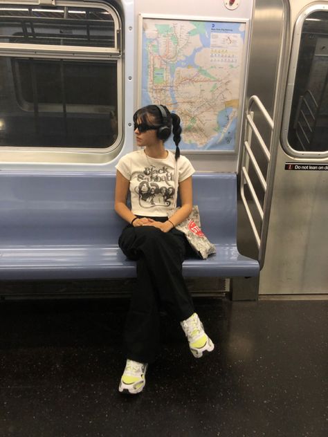 Subway Poses Aesthetic, Nyc Aesthetic Photoshoot, Aesthetic Subway Pictures, New York City Fashion Street Style, Subway Pictures Aesthetic, Insta Photo Ideas Nyc, Subway Instagram Pictures, City Girl Outfits Summer, Nyc Cool Girl Aesthetic