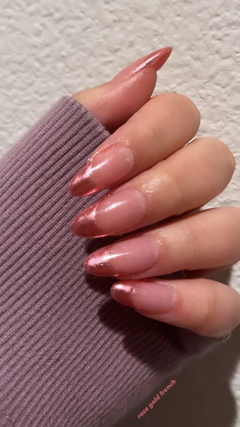 Rose gold chrome french mani gel x French Tip Nails Rosegold, Rose Gold Medium Nails, French Tip Rose Gold Nails, Elegant Rose Gold Nails, Rose Gold Nail Tips, Rose Gold Nails Acrylic Almond, Matalic Nails Acrylic Pink, Rose Gold Nails French Tip, Dusty Pink Nails Rose Gold