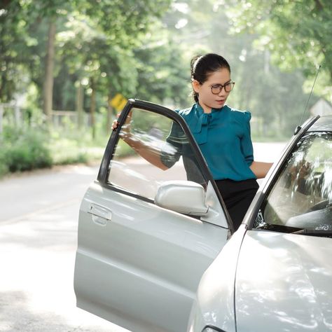 17 Essential Items You Should Always Keep in Your Car Opening Car, Connected Car, Auto Body Repair, Safe Cars, Handyman Services, Bmw 2002, Specialty Tools, Road Safety, Door Latch