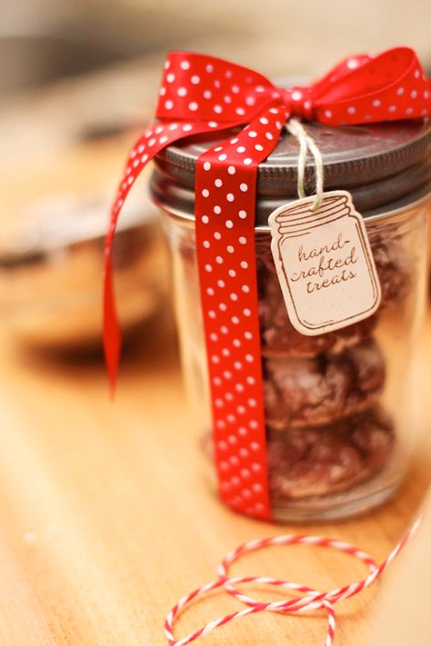 Red Velvet Crinkle Cookies Mason Jar2 Crinkles Packaging Ideas, Red Velvet Cookie Jar Photoshoot, Jar Cookies Packaging, Valentines Cookies In A Jar, Cookie Giveaway Packaging, Cookie Recipe Gift Jar, Cookies In A Jar Gift Baked, Red Velvet Cake Cookies, Red Velvet Crinkle Cookies