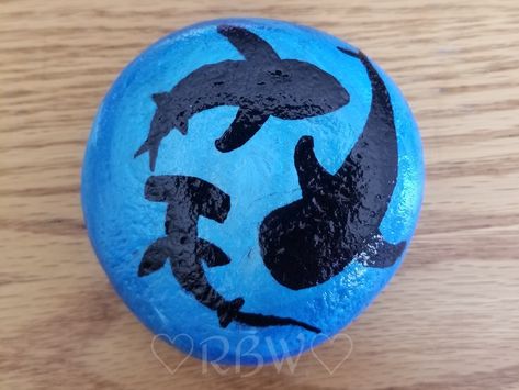 Painted Rocks Shark, Big Painted Rocks Ideas, Ocean Rock Painting Ideas, Blue Rock Painting Ideas, Shark Painted Rocks Ideas, Fish Painted Rocks Ideas, Rock Painting Ocean Theme, Rock Painting Ideas Beach Theme, Shark Rock Painting Ideas