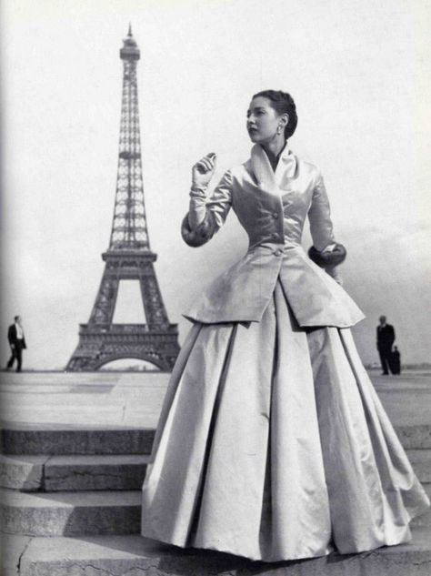 Christian Dior "Corolle" Collection, 1947 Dior New Look, Vogue Vintage, Dior Collection, Carmen Miranda, Patrick Demarchelier, Look Retro, Dior Vintage, Paris Mode, Fashion 1950s