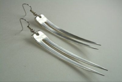 fork tine earrings Old Silverware, Fork Jewelry, Flatware Jewelry, Silverware Art, Spoon Crafts, Spoon Bracelet, Diy Jewelry Projects, Silverware Jewelry, Spoon Jewelry