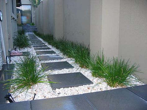 24+ Best White Gravel Landscaping Ideas & Designs For 2020 Walkway Landscaping, Side Yard Landscaping, Outdoor Walkway, Walkways Paths, Front Yard Design, Modern Garden Design, Side Garden, Have Inspiration, Garden Path