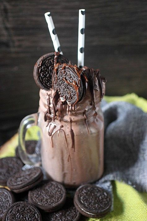 This  Boozy Oreo & Chocolate Cream Milkshake is a straight up "eat your feelings" situation. Giant scoops of chocolate ice cream are blended with whole milk, heavy cream, Oreo cookies, and vodka. This "eat your feelings" milkshake is topped with more scoo Milkshake Drink, Oreo Shake, Dessert Original, Oreo Chocolate, Chocolate Milkshake, Milkshake Recipes, Milk Shakes, Sweet Drinks, Think Food