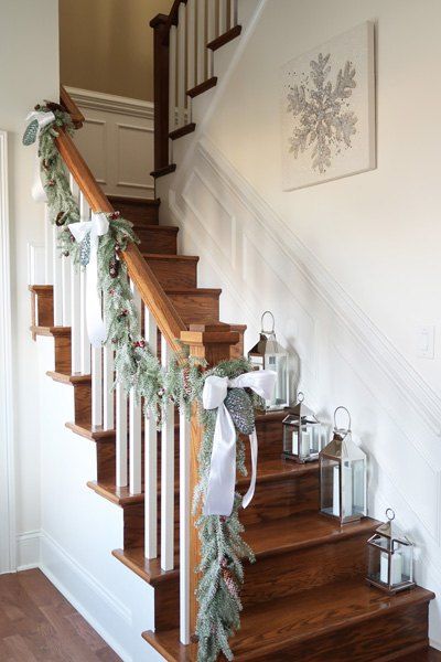 Short Staircase Christmas Decor, Garland On Stairs Banisters, Hang Stockings On Stairs, How To Hang Garland On Stairs Banisters, Hanging Garland On Stairs, How To Hang Garland On Stairs, Garland For Stairs Railings, Hang Garland On Stairs, Southern Christmas Decor