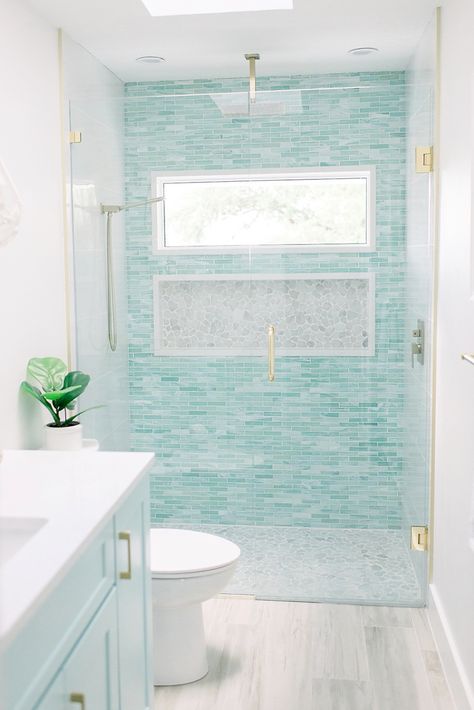 Beach House Bathroom, Bad Inspiration, Bathroom Redesign, Coastal Bathrooms, Bathroom Remodel Designs, Bathroom Remodel Shower, Beach House Interior, Bathroom Inspiration Decor, Bathroom Renos