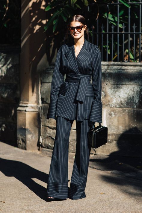 Interview Outfit Casual, Street Style Skirt, Sydney Fashion Week, Outfit Essentials, Street Style 2018, Wonder Women, Woman Suit Fashion, Vogue Australia, Looks Black